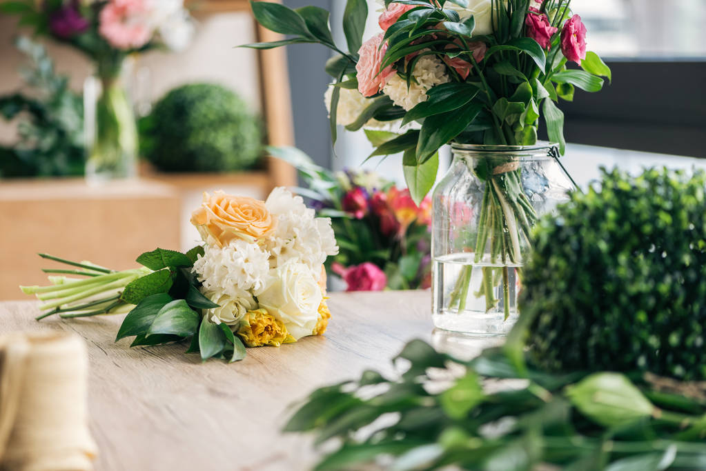 フラワー ショップの木製テーブルに生花の花束 - 写真・画像