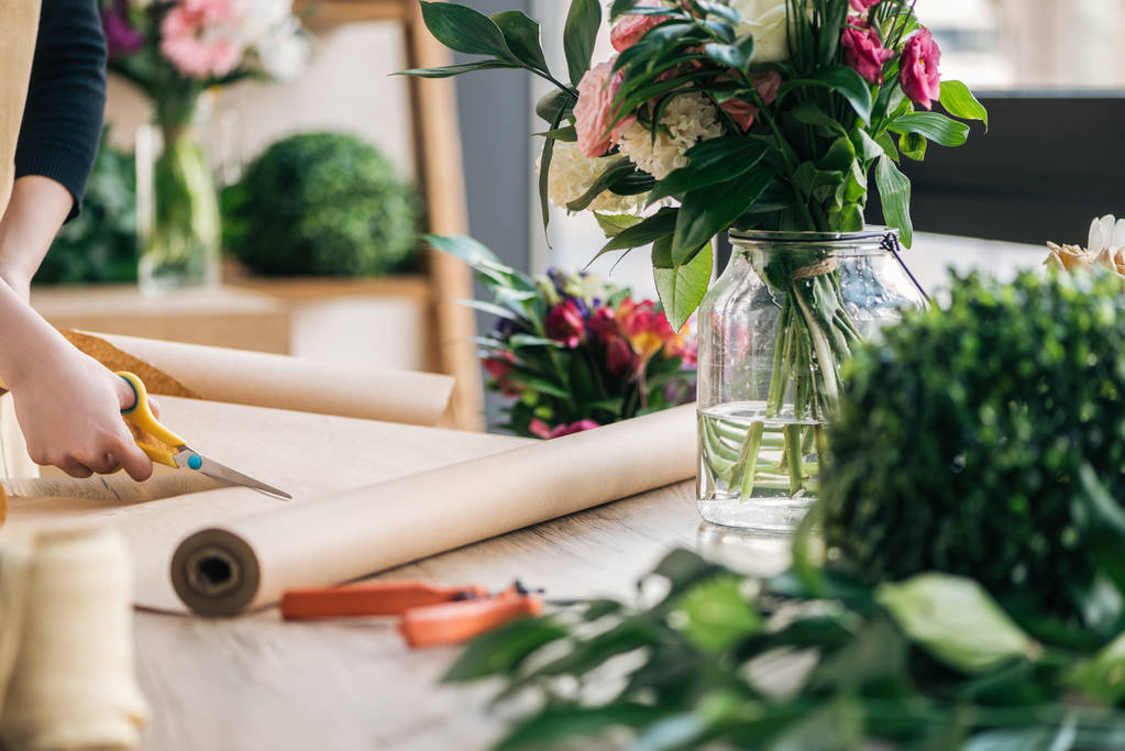 Részleges kilátás virágüzlet vágás kézműves papír asztali növények és virágok - Fotó, kép