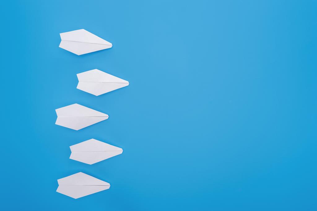 Płaskie lay z białej księdze samoloty na powierzchni niebieski - Zdjęcie, obraz
