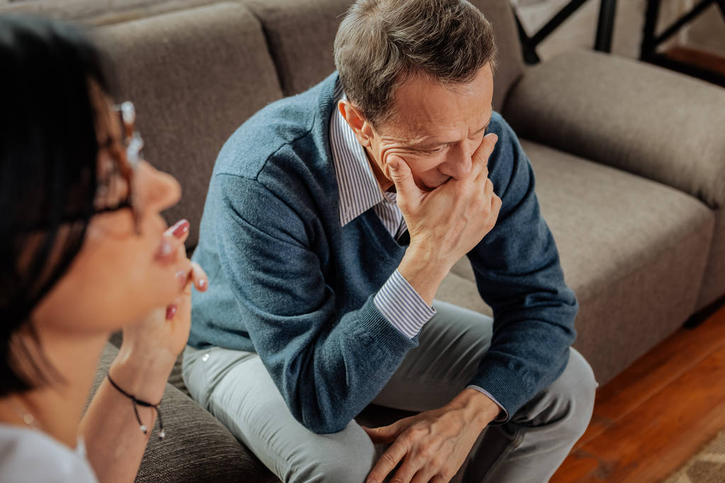 Verontruste vermoeide oude man zijn mond terwijl het denken over zijn leven sluiten - Foto, afbeelding