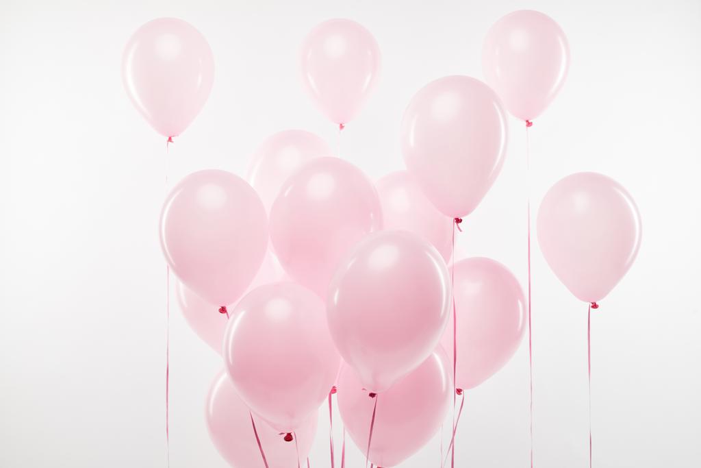фон с пучком декоративных розовых воздушных шаров на белом
 - Фото, изображение