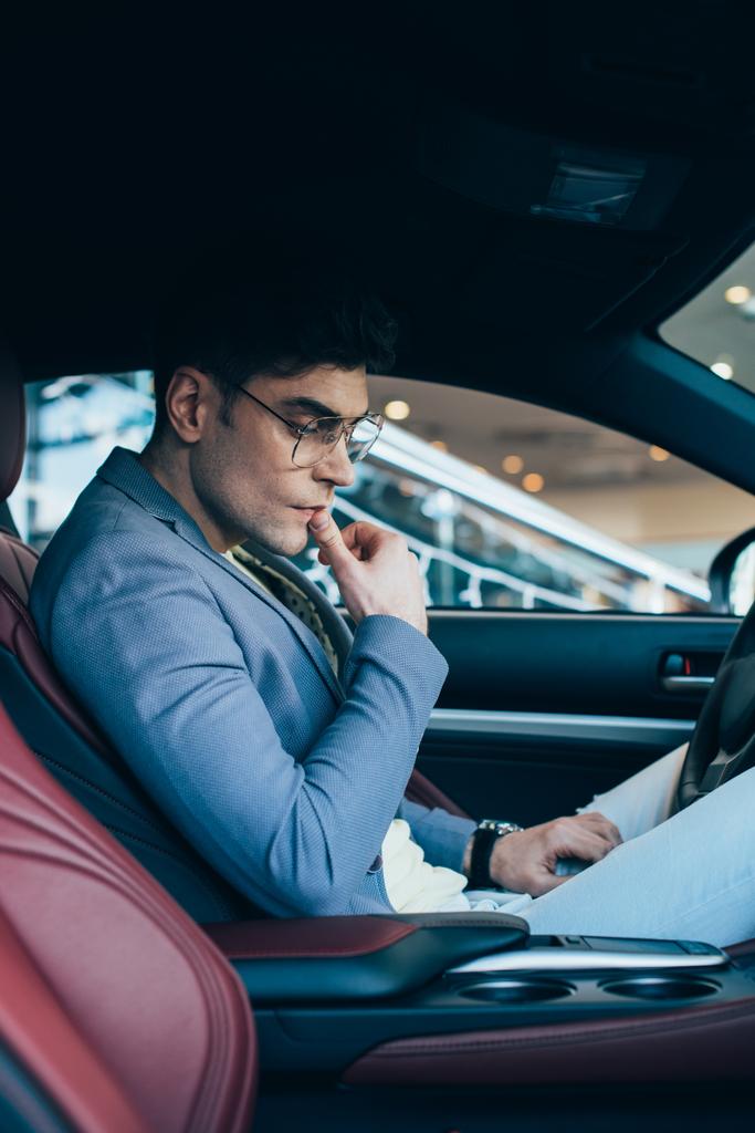 töprengő ember a szemüveg gondolkodás ülve Automobile  - Fotó, kép