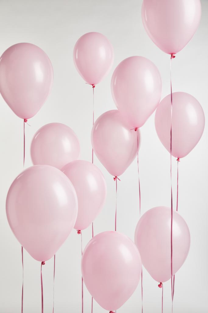 白で隔離装飾的なピンクの気球との背景 ロイヤリティフリー写真 画像素材