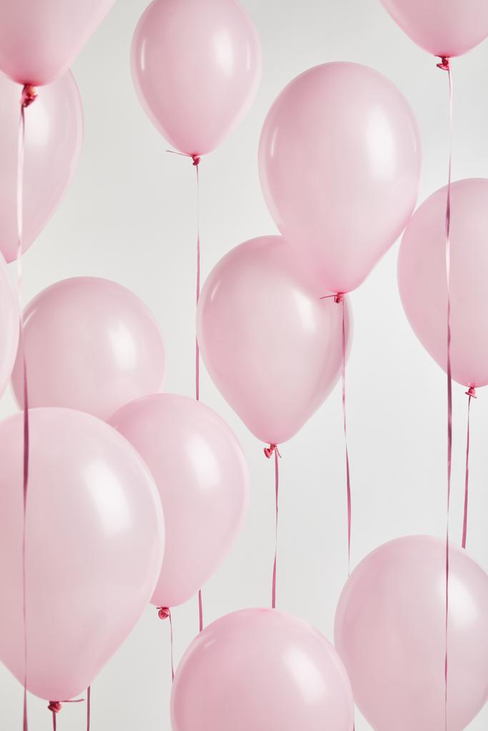 dekoratív rózsaszín hőlégballonok elszigetelt fehér háttér - Fotó, kép
