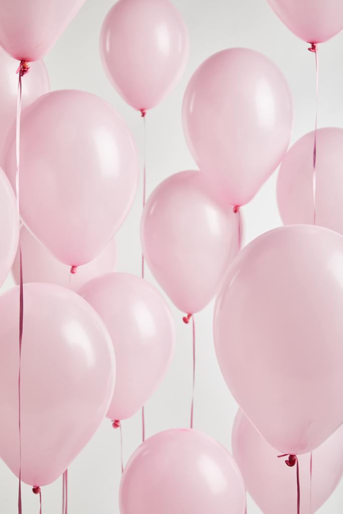 fondo con globos decorativos de color rosa aislados en blanco
 - Foto, imagen