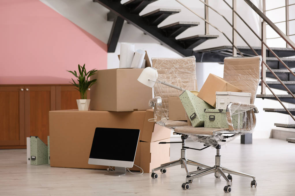 Traslochi e mobili in un nuovo ufficio
 - Foto, immagini