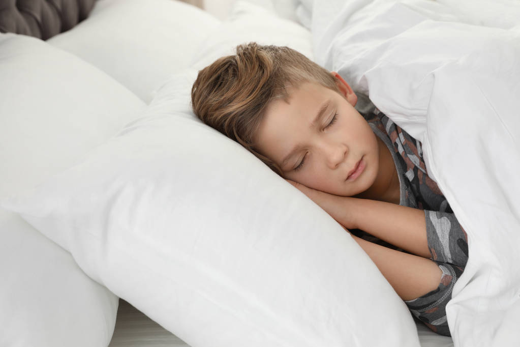 Aranyos fáradt fiú alszik kényelmes ágy - Fotó, kép
