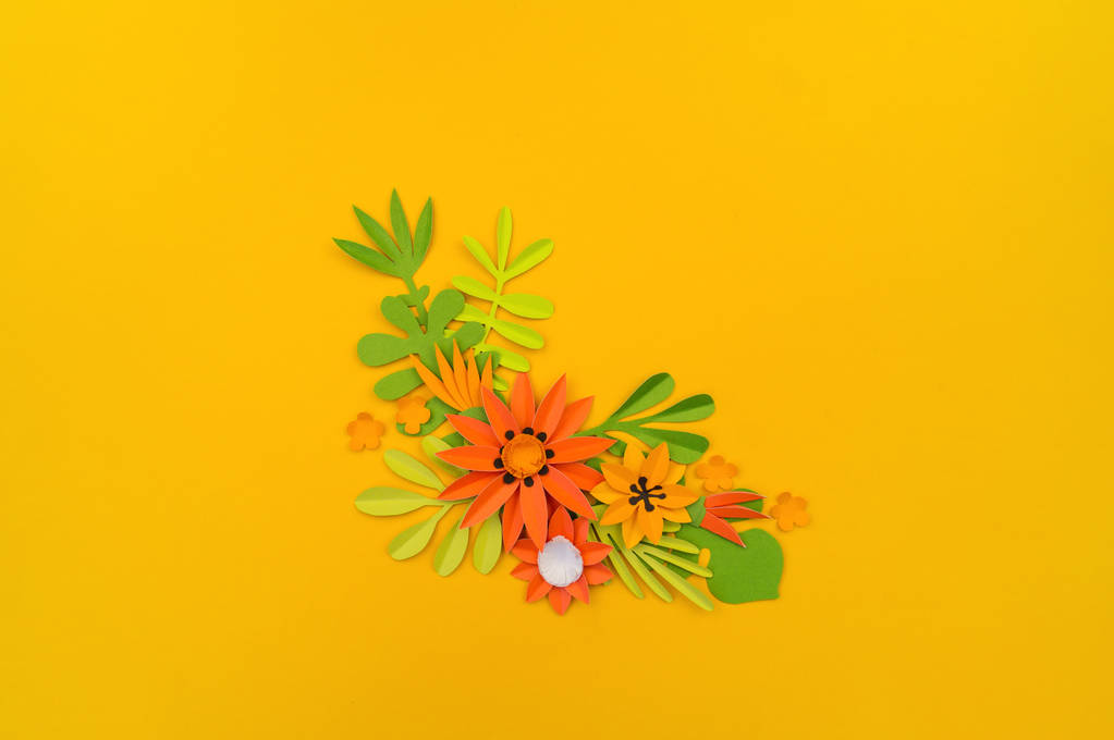 熱帯の葉と花の装飾的な組成。ペーパークラフト。黄色の背景。オウム鳥とピンクのオウム. - 写真・画像
