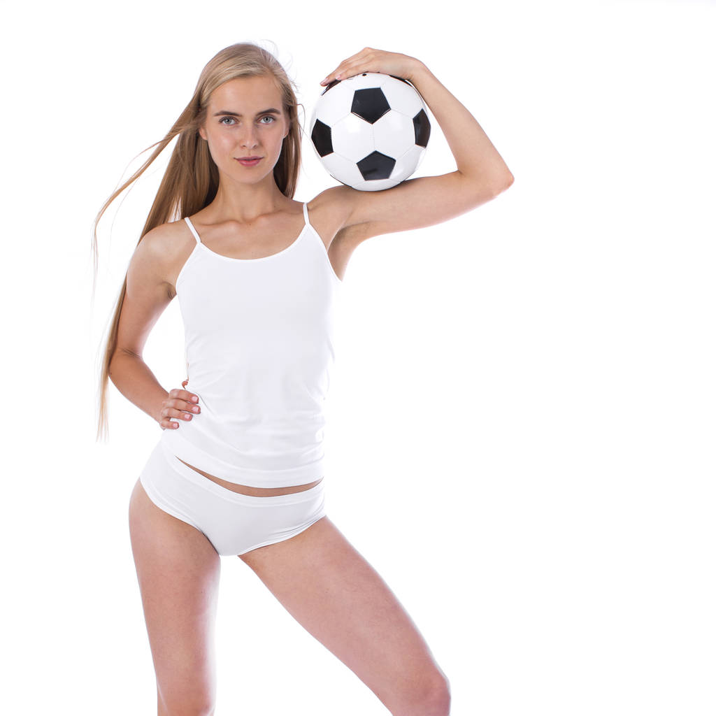 Fiatal gyönyörű nő fehér fitness ruházat és futball labda - Fotó, kép