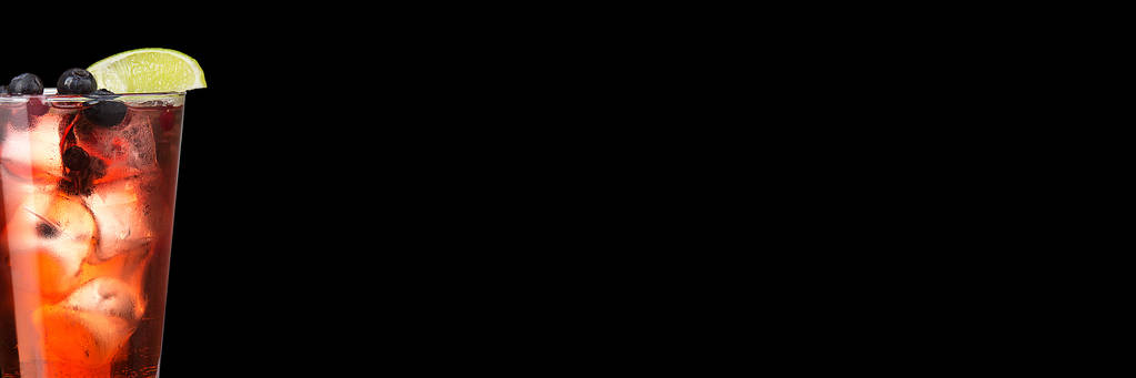 Delicioso cóctel de moda alcohólico con decoración de bayas frescas sobre un fondo negro. Banner de formato ancho
. - Foto, Imagen