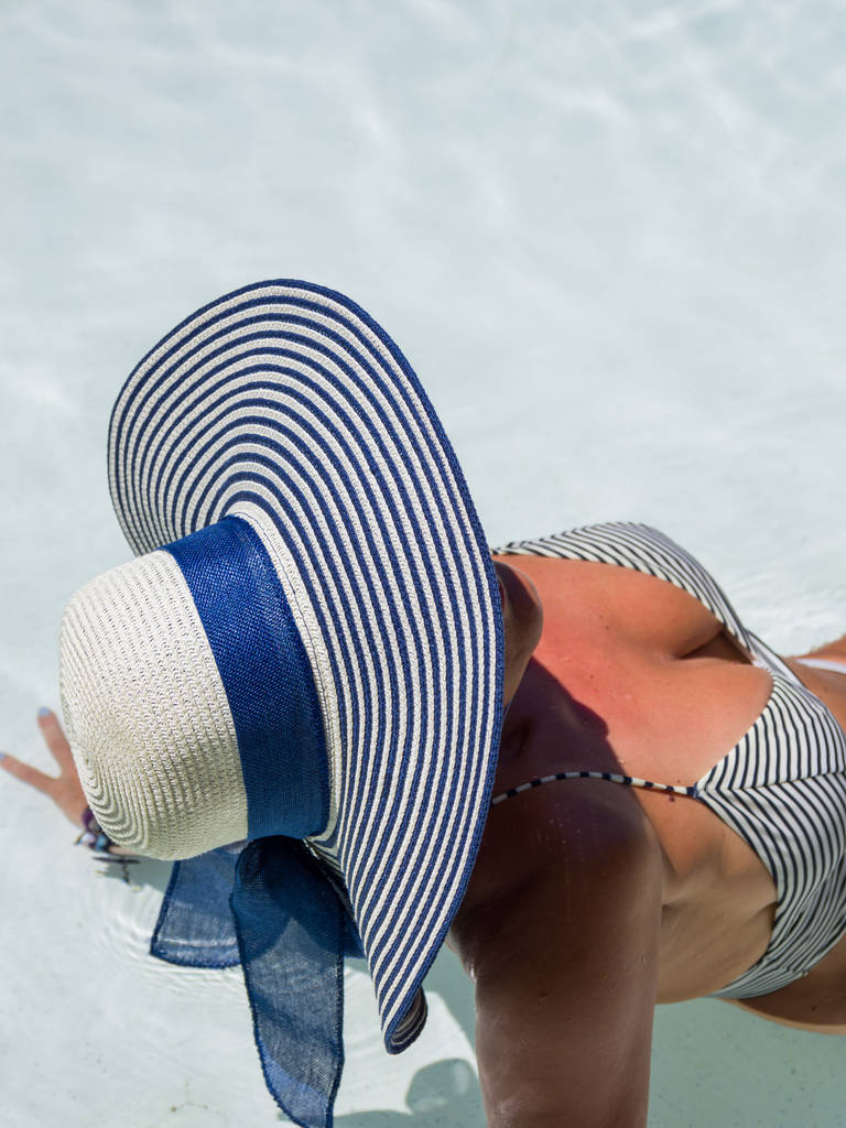 Женщина отдыхает в бассейне на курорте. r
 - Фото, изображение