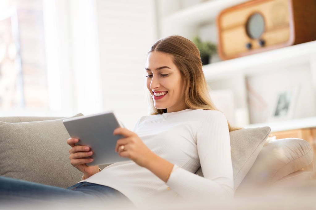 Mladá žena používající digitální tablet doma - Fotografie, Obrázek