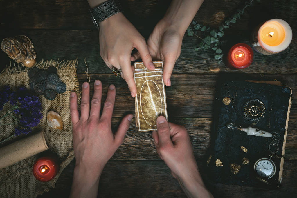 Tarotové karty, magické knihy a fortune teller ruce na dřevěný stůl pozadí. Koncepce budoucí čtení. Věštění. - Fotografie, Obrázek