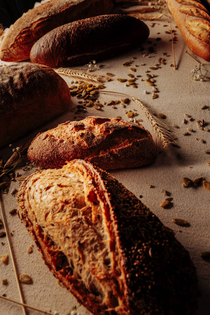 Finom gluténmentes ingyenes egészséges kenyér feküdt az asztalon - Fotó, kép