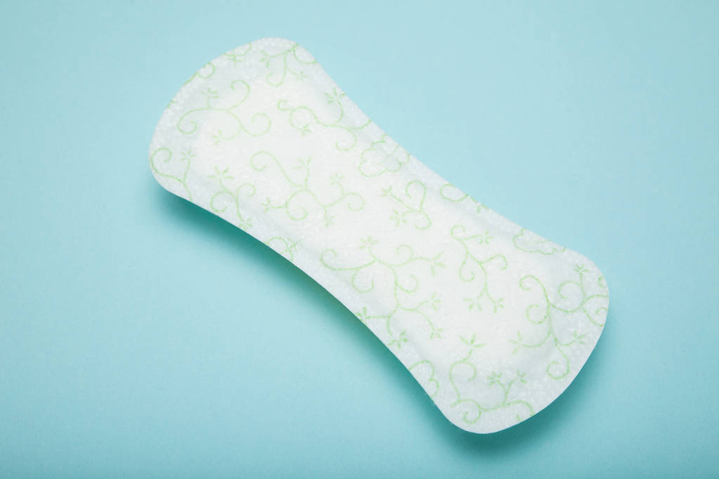 Біла менструальна подушка ізольована на синьому фоні
. - Фото, зображення