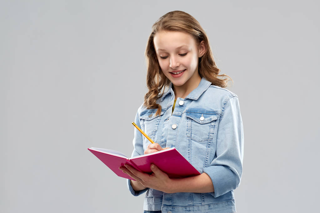 Genç öğrenci kız günlüğü veya dizüstü bilgisayar ortamına yazma - Fotoğraf, Görsel