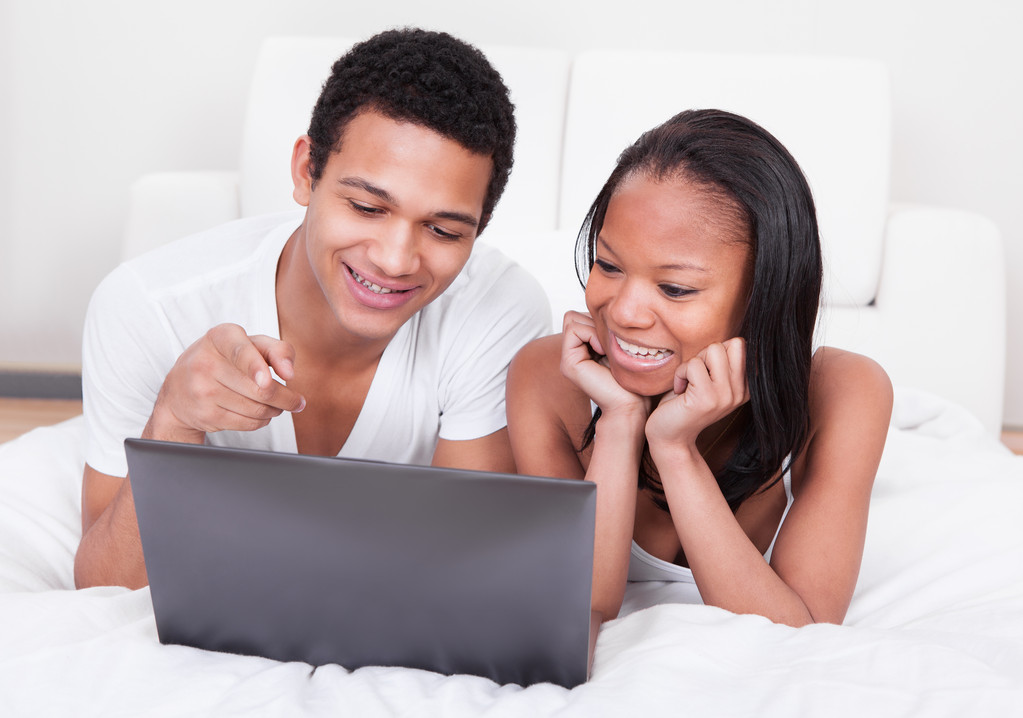 Couple regardant l'ordinateur portable
 - Photo, image