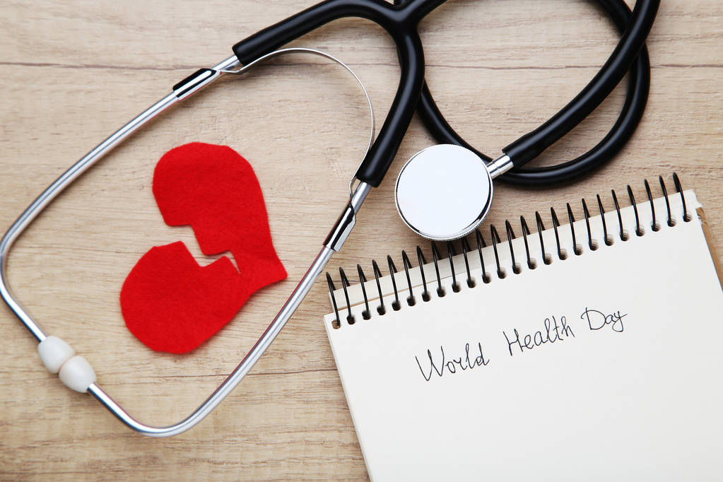 Tekst Światowy dzień zdrowia z stetoskop i złamane serce na drewnianym tarasem - Zdjęcie, obraz