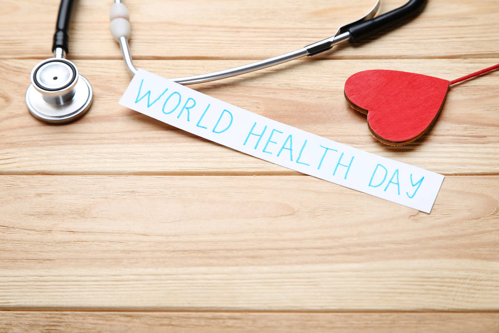 Text Světový den zdraví s stetoskop a červené srdce na hnědé wo - Fotografie, Obrázek
