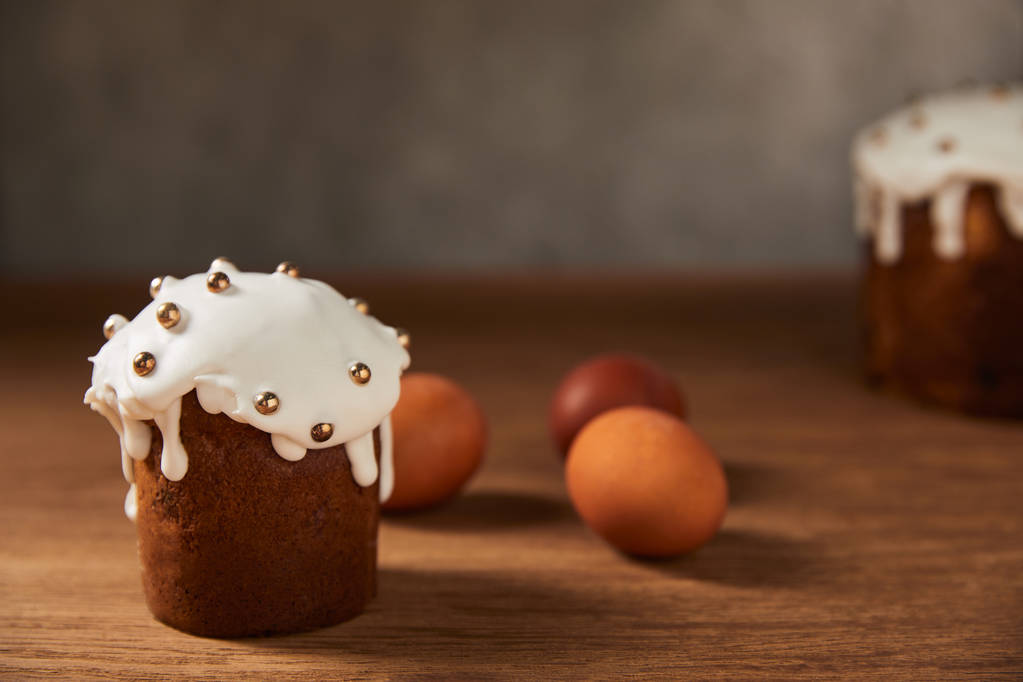 enfoque selectivo de pastel de Pascua tradicional y huevos de pollo pintados
  - Foto, Imagen