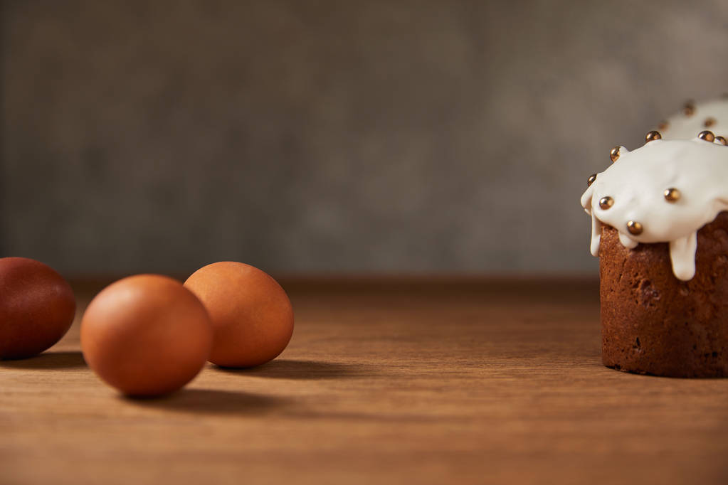 pastel de Pascua tradicional y huevos de pollo pintados en la superficie de madera con espacio para copiar
 - Foto, imagen