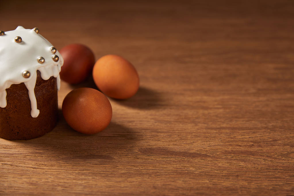 urządzone Ciasto wielkanocne i jaj kurzych malowane na drewnianych powierzchni z miejsca kopii - Zdjęcie, obraz