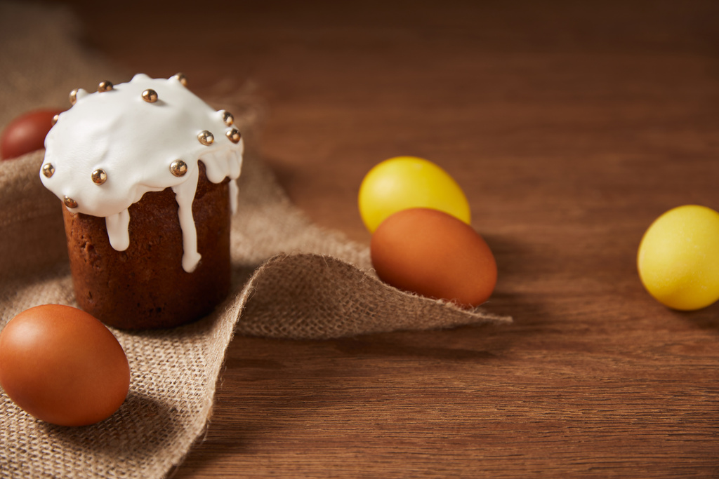 huevos de pollo pintados y pastel de Pascua tradicional decorado con aspersiones sobre tela de saco
 - Foto, Imagen