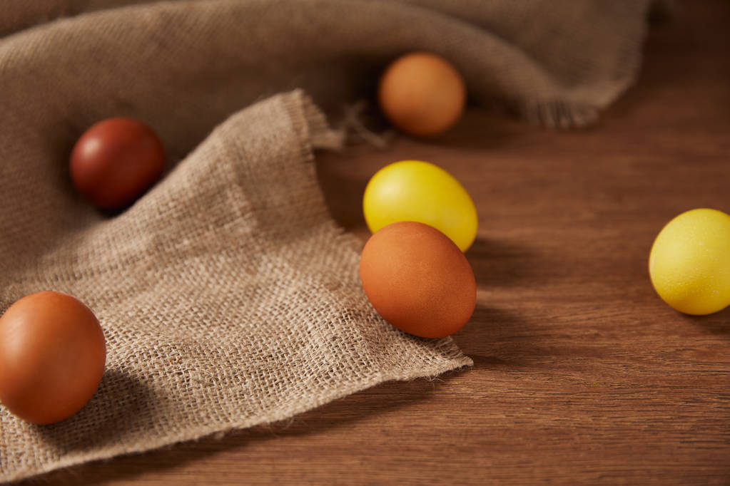 enfoque selectivo de huevos de Pascua pintados con saco en la superficie de madera
 - Foto, imagen