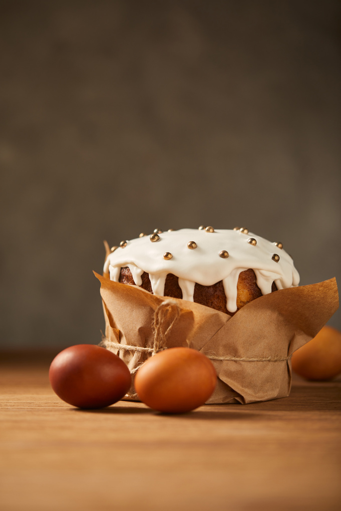 ovos de galinha pintados e bolo de Páscoa decorado com cobertura e polvilhas com espaço de cópia
 - Foto, Imagem