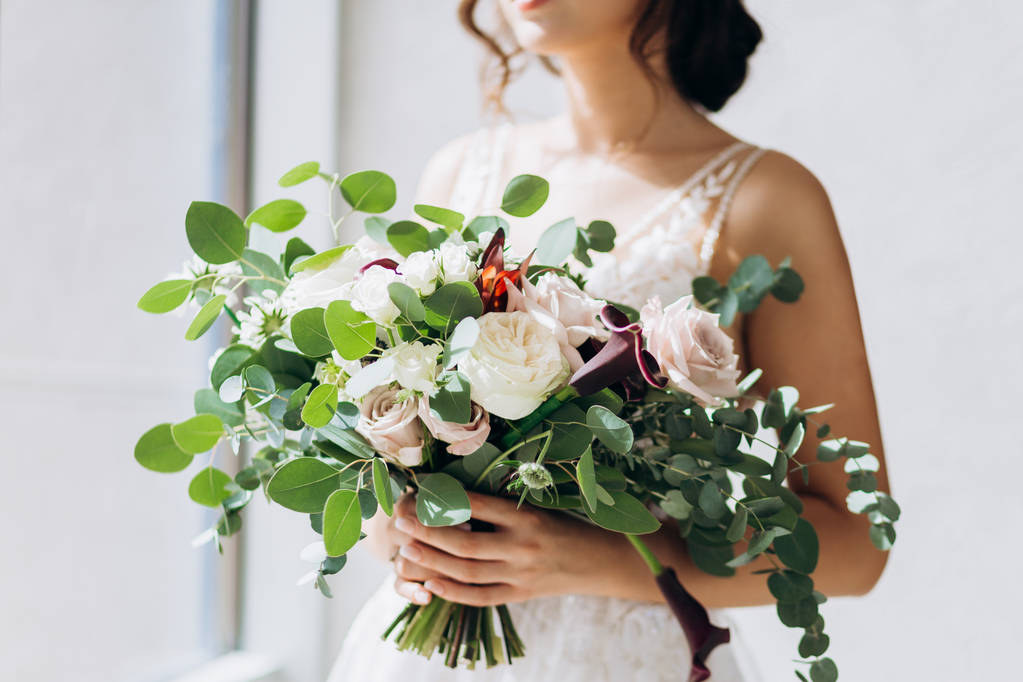 Wedding floristry in the hands of the bride. - Photo, Image