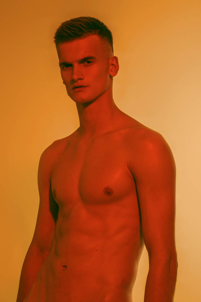 Szép sport szexi meztelen srác portréja elszigetelt fehér háttér - Fotó, kép