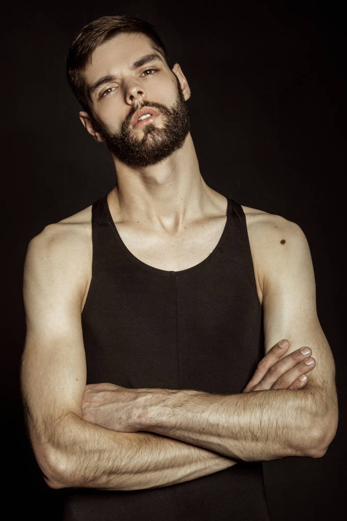 muskulöse starke bärtige Gesicht schöne gestreifte männliche Modell in schwarzer Unterwäsche auf schwarz isoliert Schrift Hintergrund - Foto, Bild