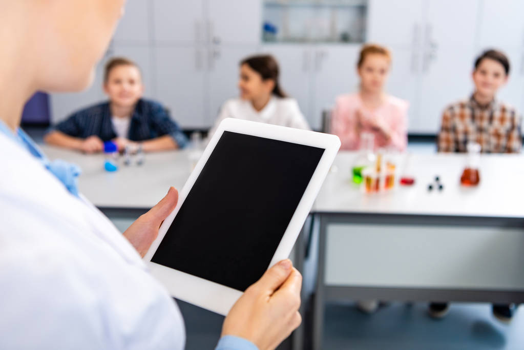 Częściowy widok nauczyciela chemii posiadający cyfrowy tablet z pustym ekranem - Zdjęcie, obraz