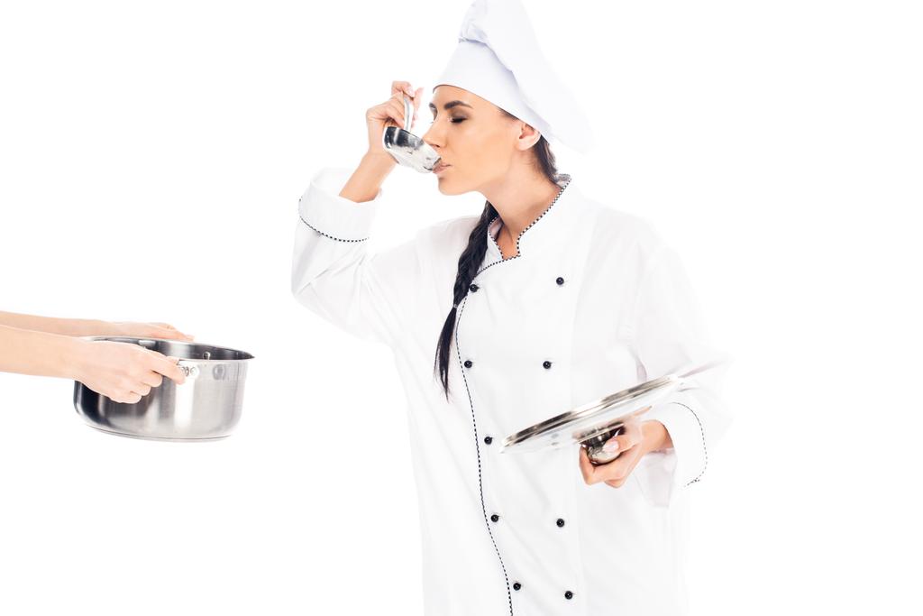 Шеф-кухар зі сталевою ковдрою приймає ковток ізольовано на білому
 - Фото, зображення