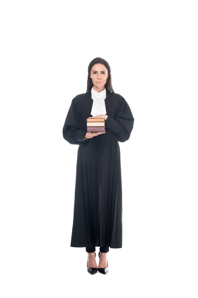 Vue complète du juge sérieux en robe judiciaire tenant des livres isolés sur blanc
 - Photo, image