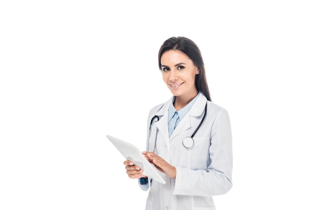 doctor en bata blanca con estetoscopio usando tableta digital aislada en blanco
 - Foto, imagen