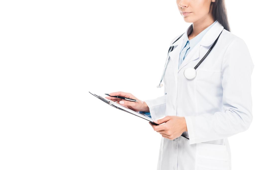 Doktor stetoskop holding kalem ve üzerinde beyaz izole pano ile kırpılmış görünümünü - Fotoğraf, Görsel