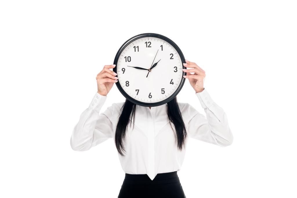 Morena mujer de negocios en camisa sosteniendo reloj aislado en blanco
 - Foto, imagen