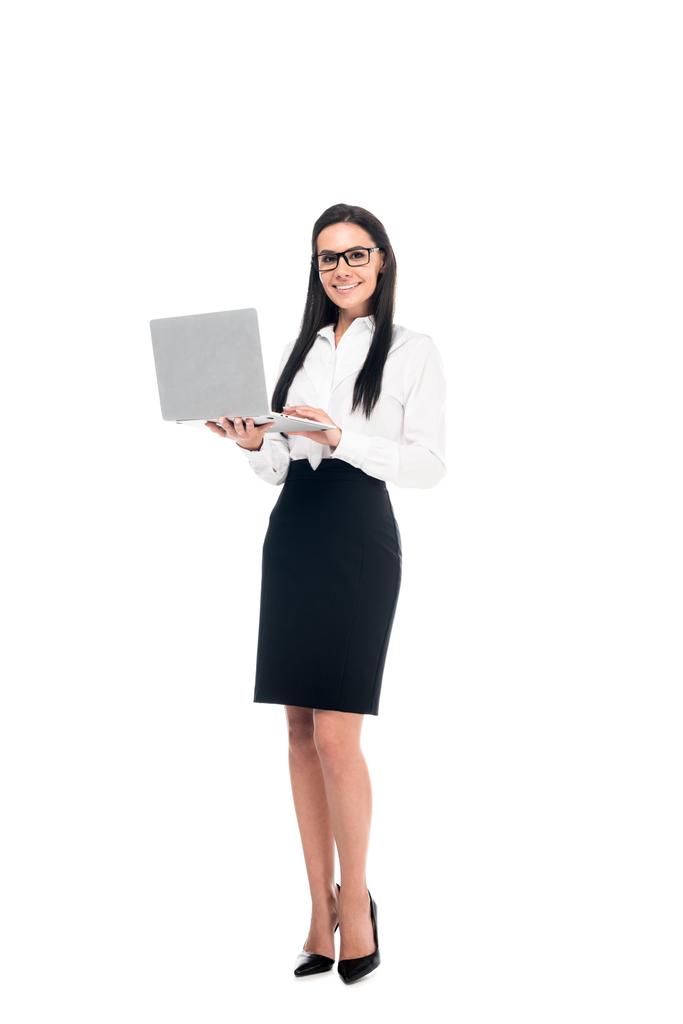 Vista completa de la elegante mujer de negocios en gafas usando portátil aislado en blanco
 - Foto, Imagen
