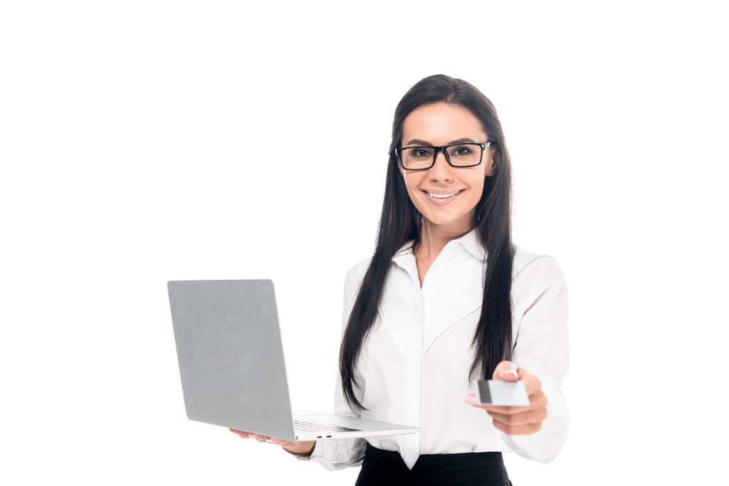 Elegante donna d'affari in occhiali in possesso di laptop e carta di credito isolata su bianco
 - Foto, immagini