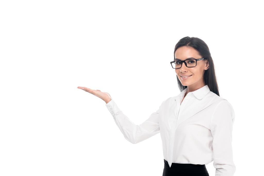 усміхнена бізнес-леді в окулярах стоїть з рукою вгору ізольовано на білому
 - Фото, зображення