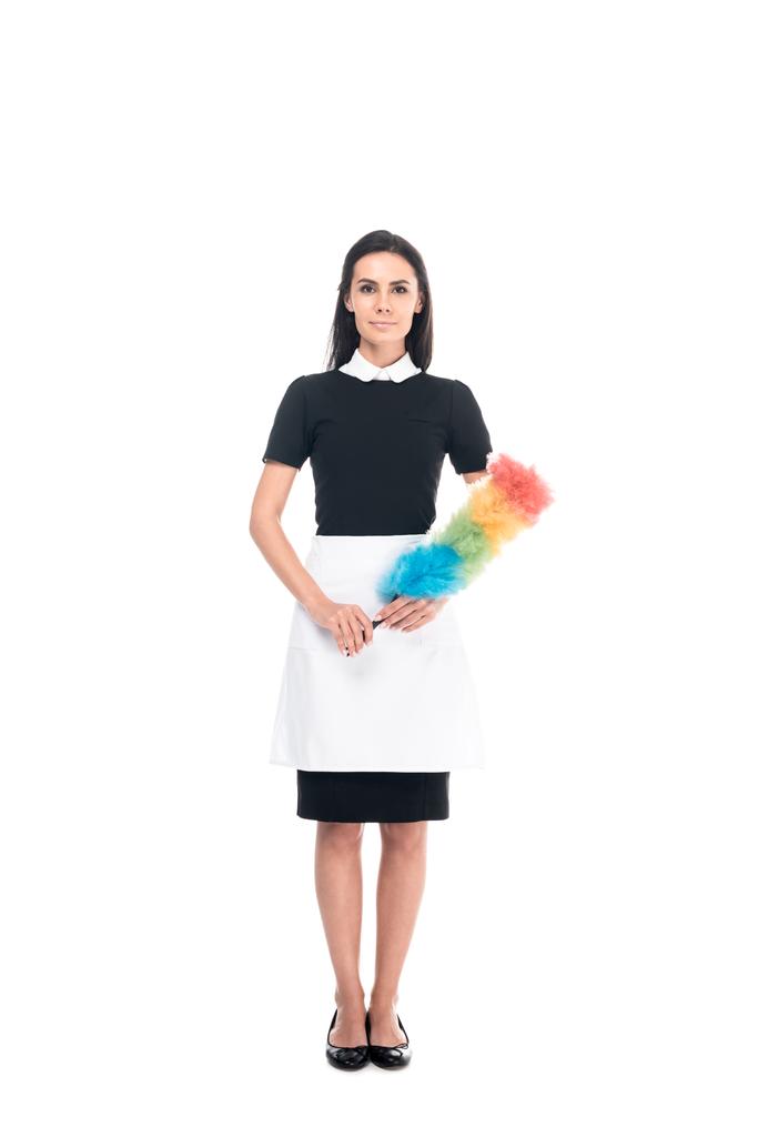 Volle lengte weergave van brunette meid in uniforme bedrijf stofdoek geïsoleerd op wit - Foto, afbeelding