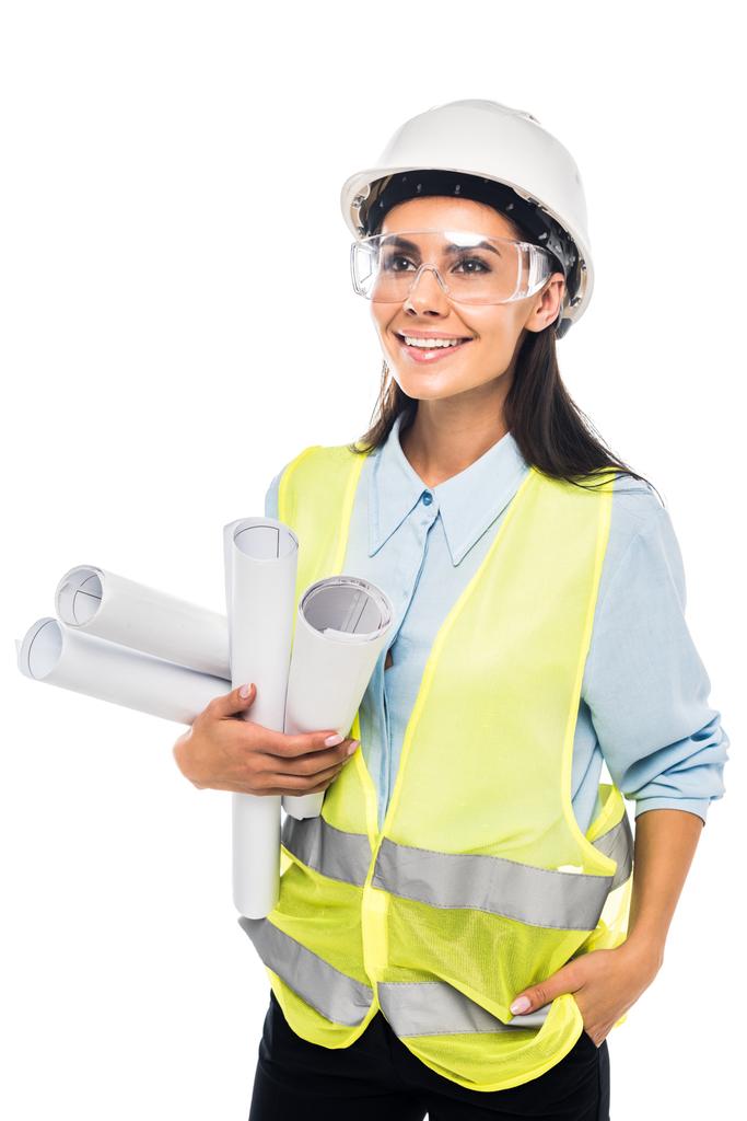 Ingenieur mit Bollenhut und Schutzbrille, die Baupläne isoliert auf weiß hält - Foto, Bild