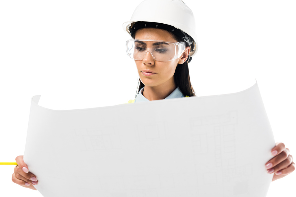 Концентрированный инженер в спасательном жилете рассматривает чертеж, изолированный на белом
 - Фото, изображение