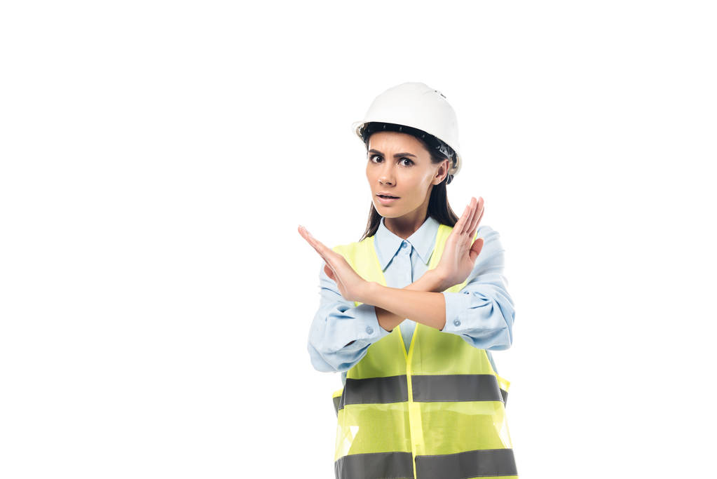 Ustaraný inženýr v tvrdé čepici ukazující známky stop izolovaný na bílém - Fotografie, Obrázek