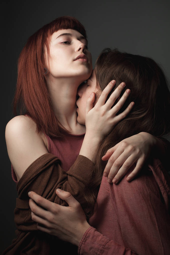 Piękna młoda kobieta i mężczyzna całują się. Niski klucz - Zdjęcie, obraz