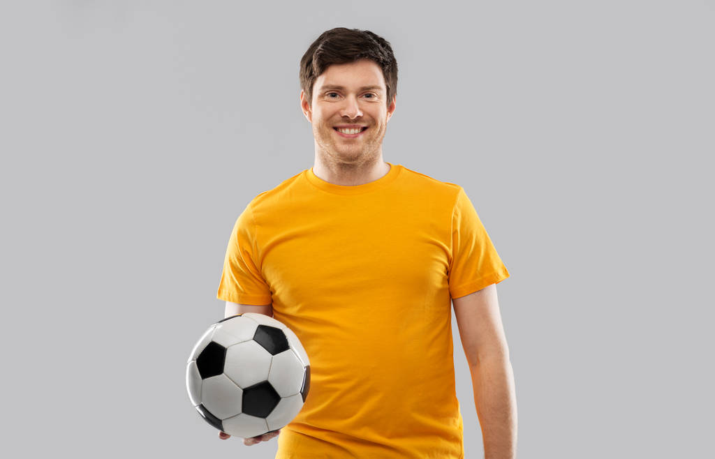 hombre feliz o fanático del fútbol con pelota de fútbol
 - Foto, imagen