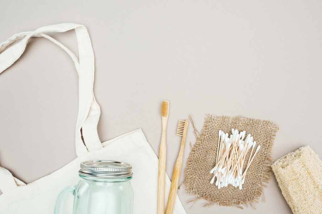 brosses à dents en bois, loofah bio, coton-tige, sac, bocal en verre et sac en coton blanc
 - Photo, image