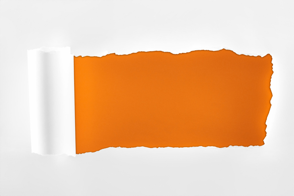 オレンジ色の背景に巻かれたエッジを持つボロボロの質感の白い紙  - 写真・画像