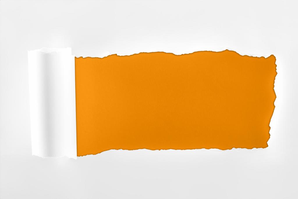 haveloos getextureerde papier met gerolde rand op oranje achtergrond  - Foto, afbeelding